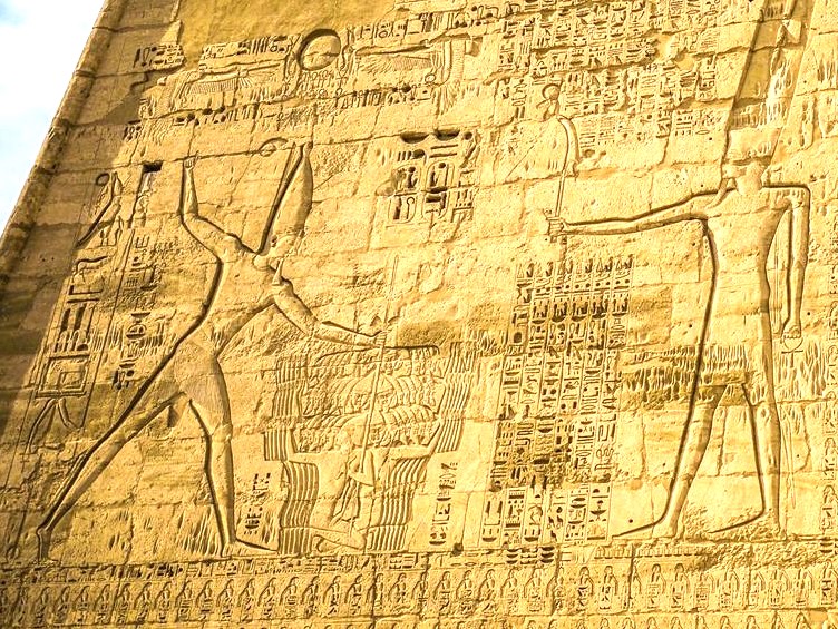 Rappresentazione iconica di cleopatra ultimo faraone d'egitto corona d'oro  fiume nilo intriga storica